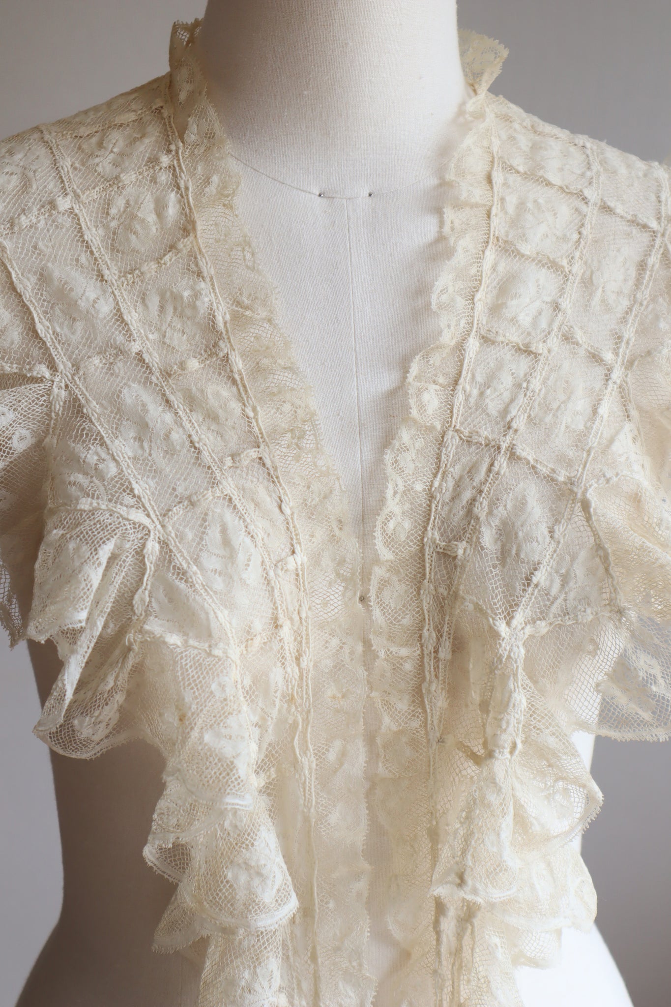 1900s Clover Lace Shawl Collar