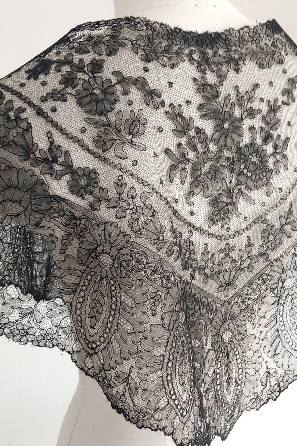 1900s French Black Chantilly Style Lace Collar