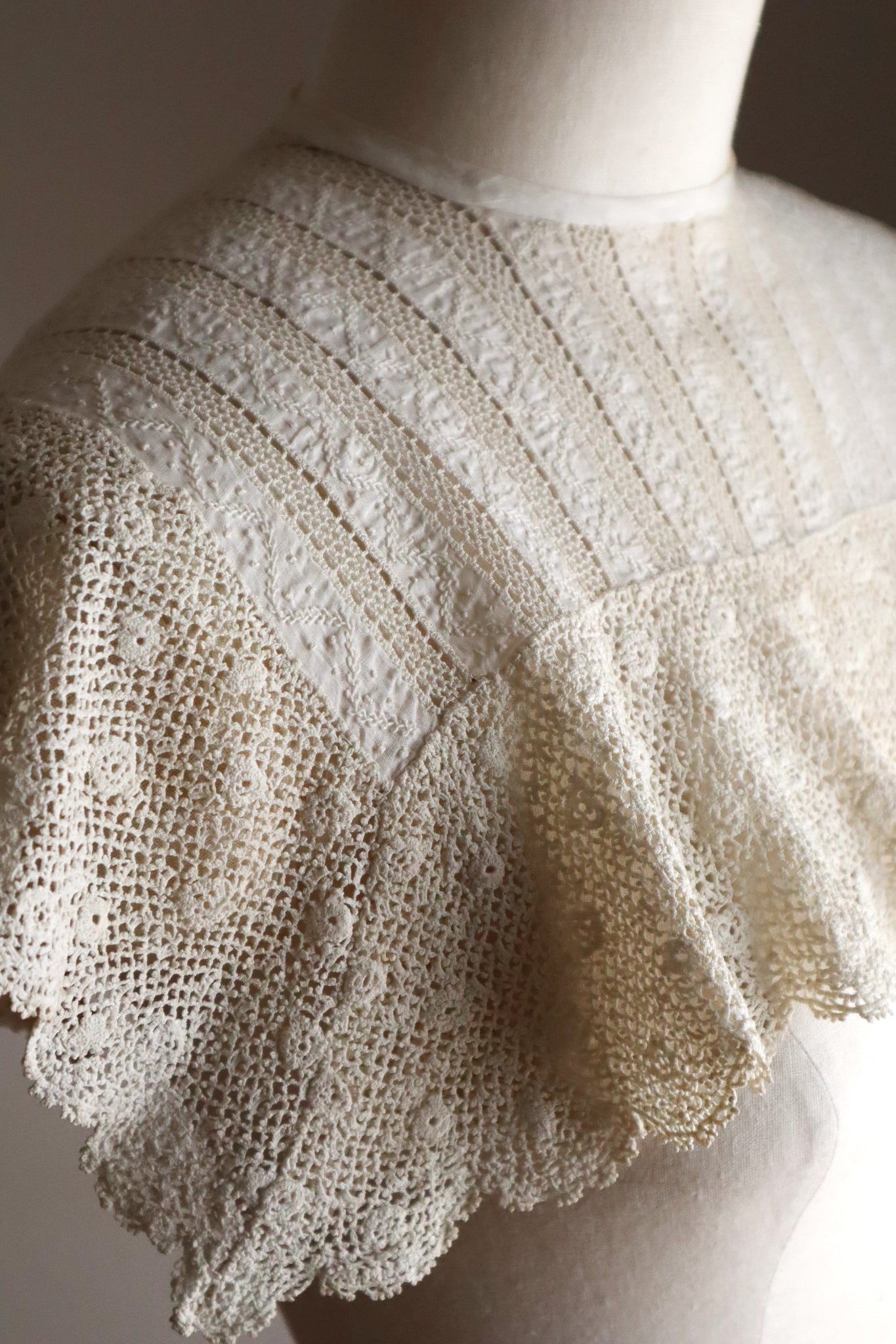 1900s French Handworked Crochet & Embroidered Lace Collar