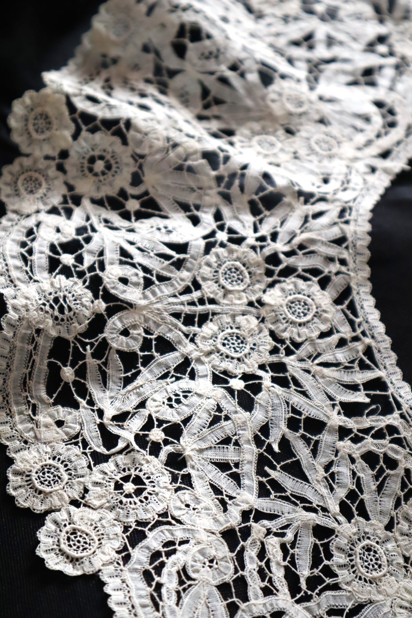1900s French Brussels-Style Assembled Lace Capelet