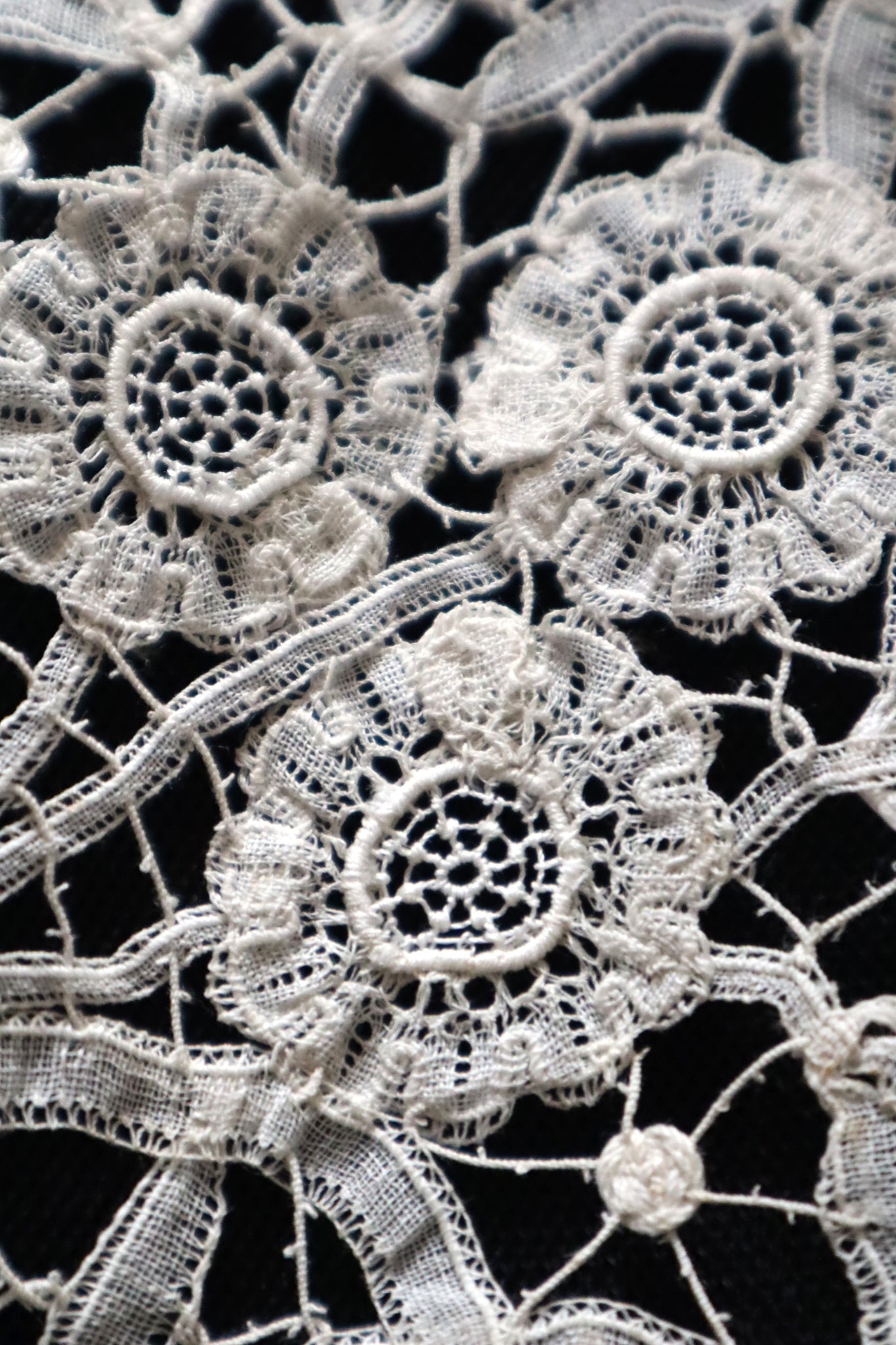 1900s French Brussels-Style Assembled Lace Capelet