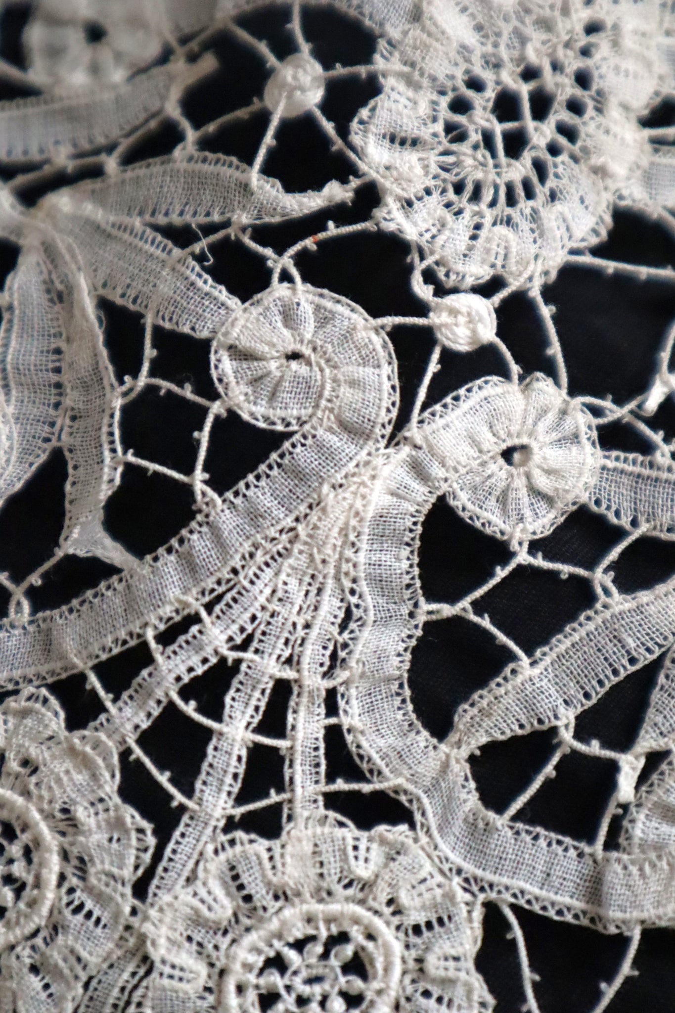 1900s French Brussels-Style Assembled Lace Capelet