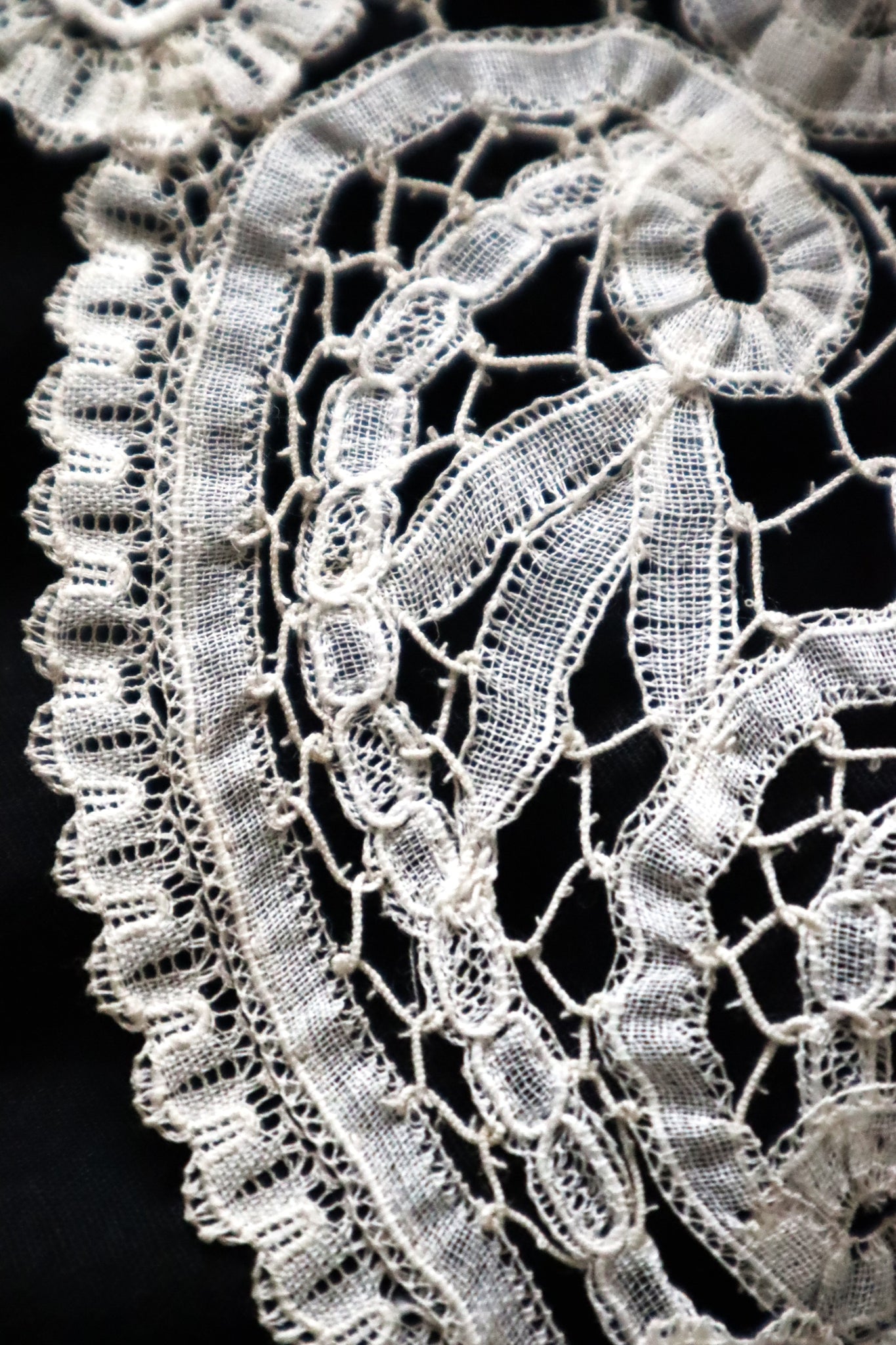 1900s French Brussels-Style Assembled Lace Capelet