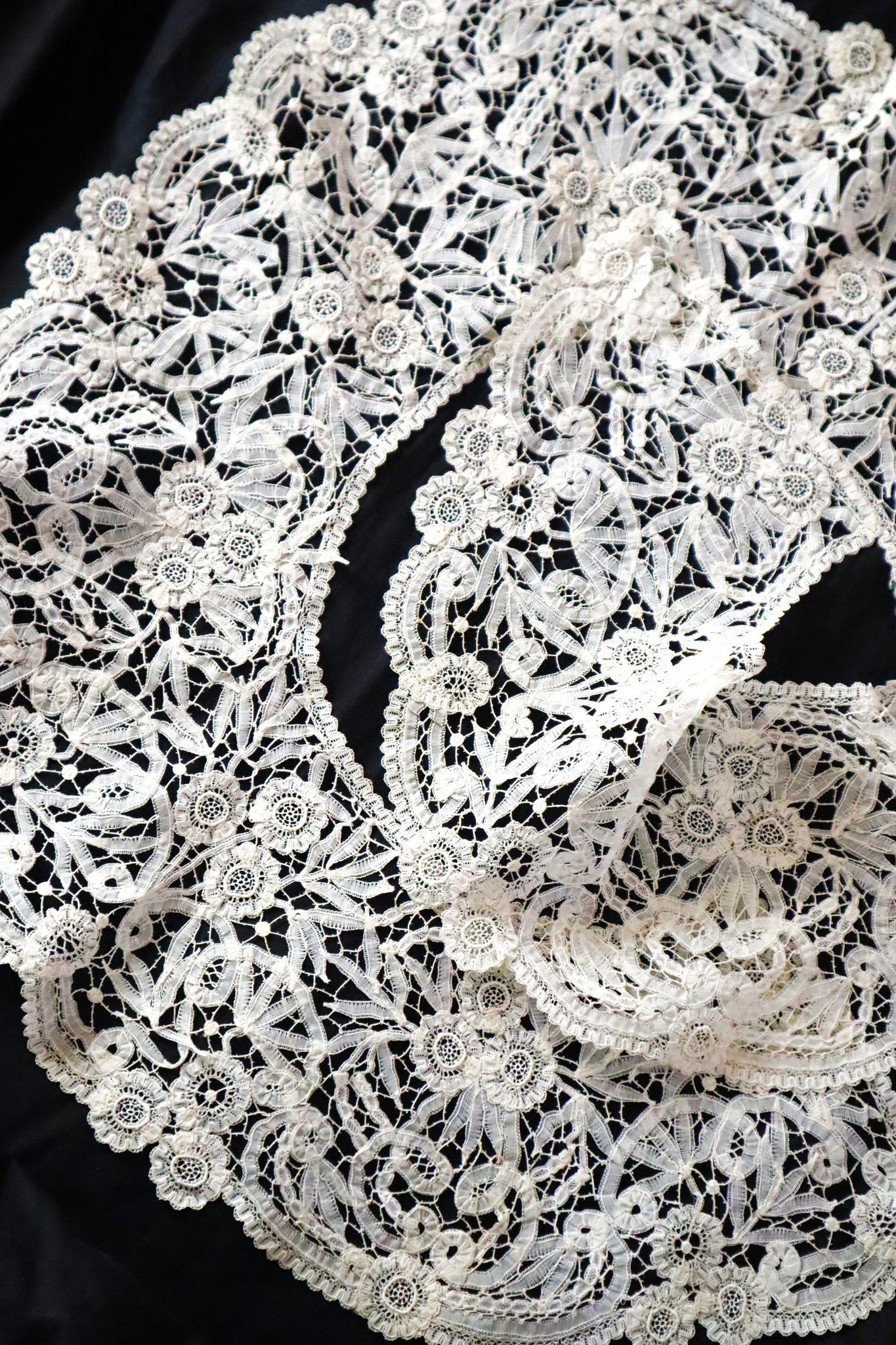 1900s French Brussels-Style Assembled Lace Capelet