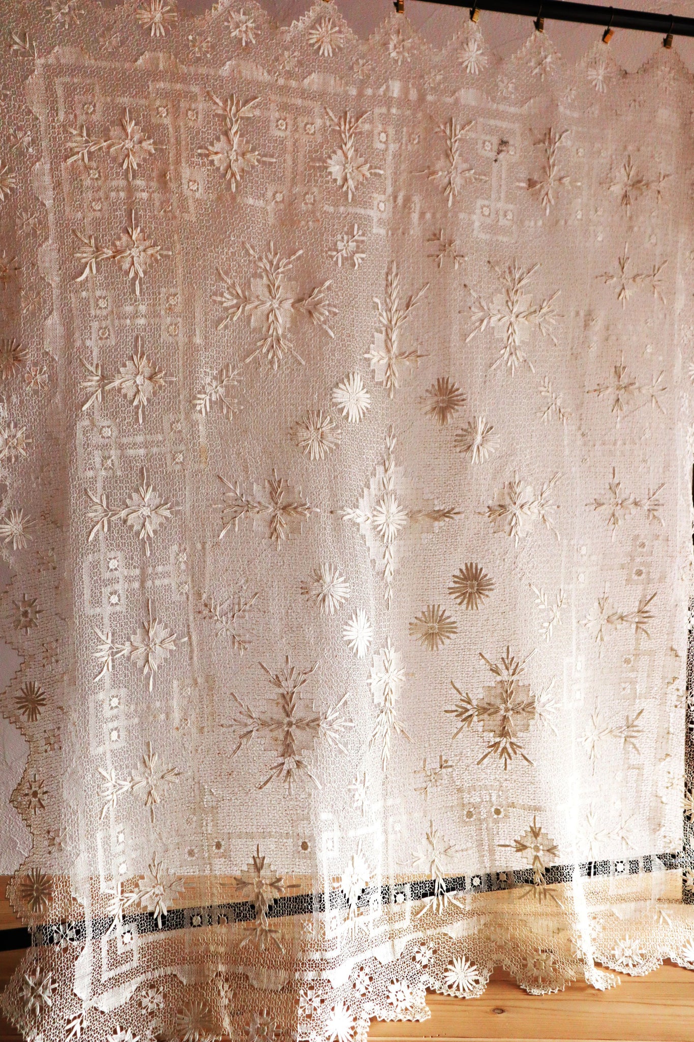 1880s French Hand-Knotted Filet Lace Cloth