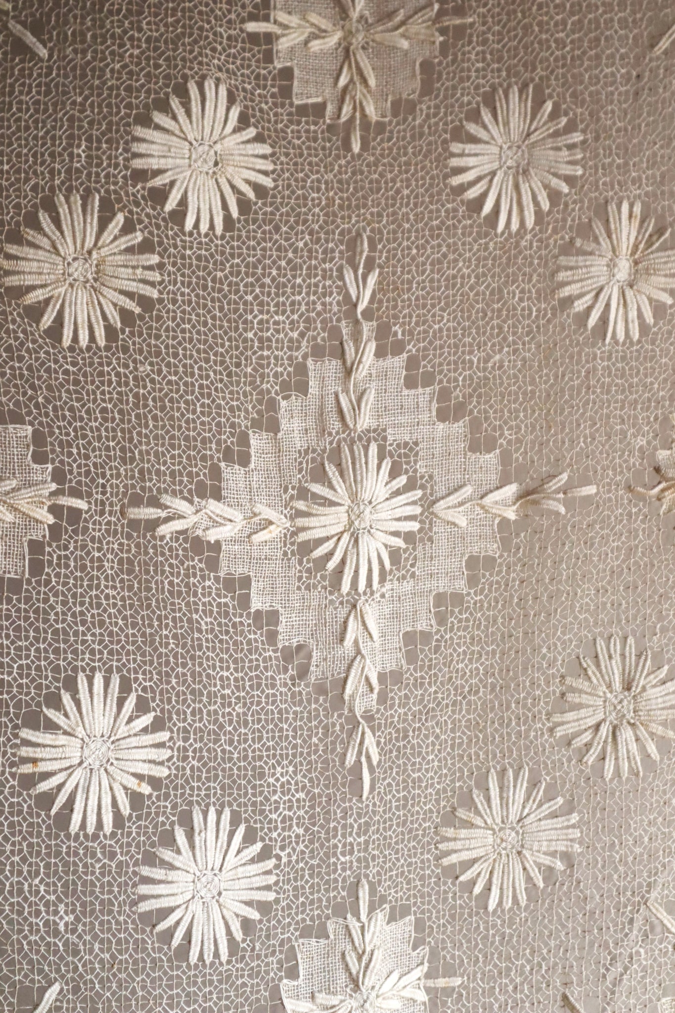 1880s French Hand-Knotted Filet Lace Cloth