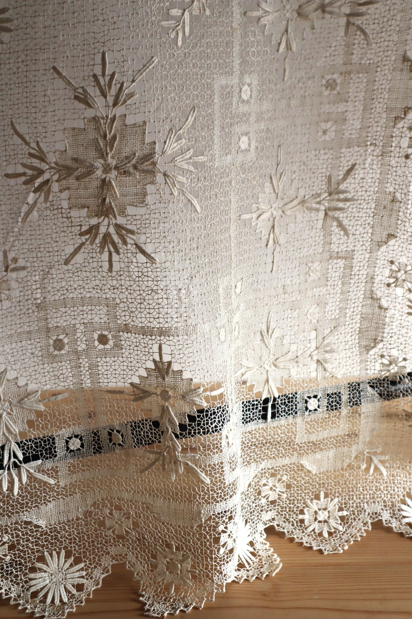 1880s French Hand-Knotted Filet Lace Cloth
