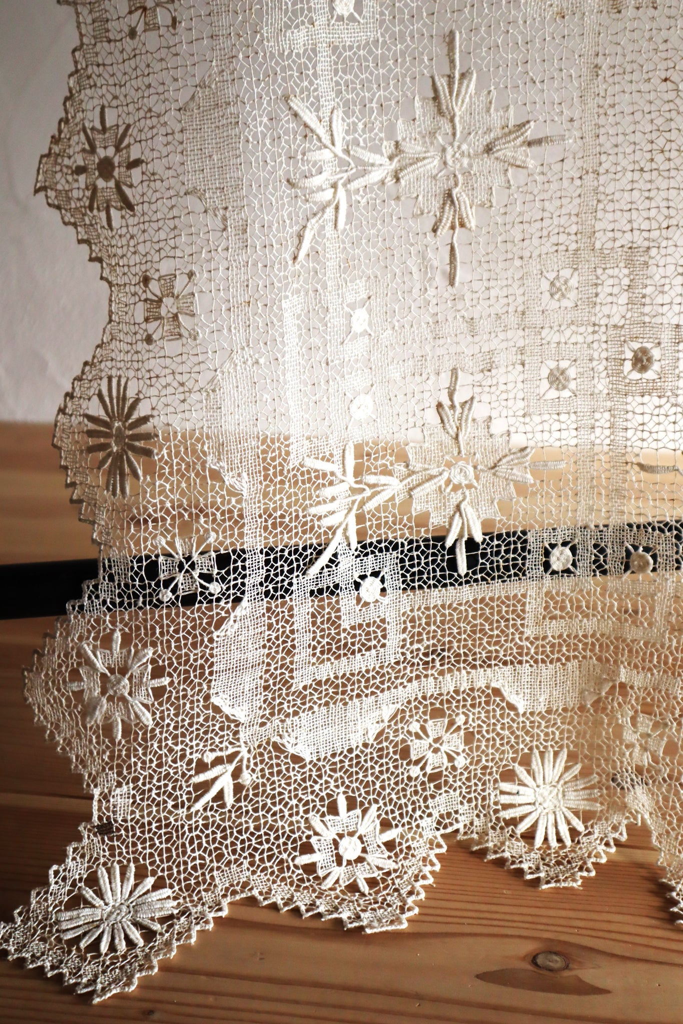 1880s French Hand-Knotted Filet Lace Cloth