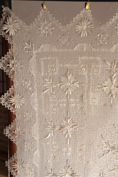 1880s French Hand-Knotted Filet Lace Cloth