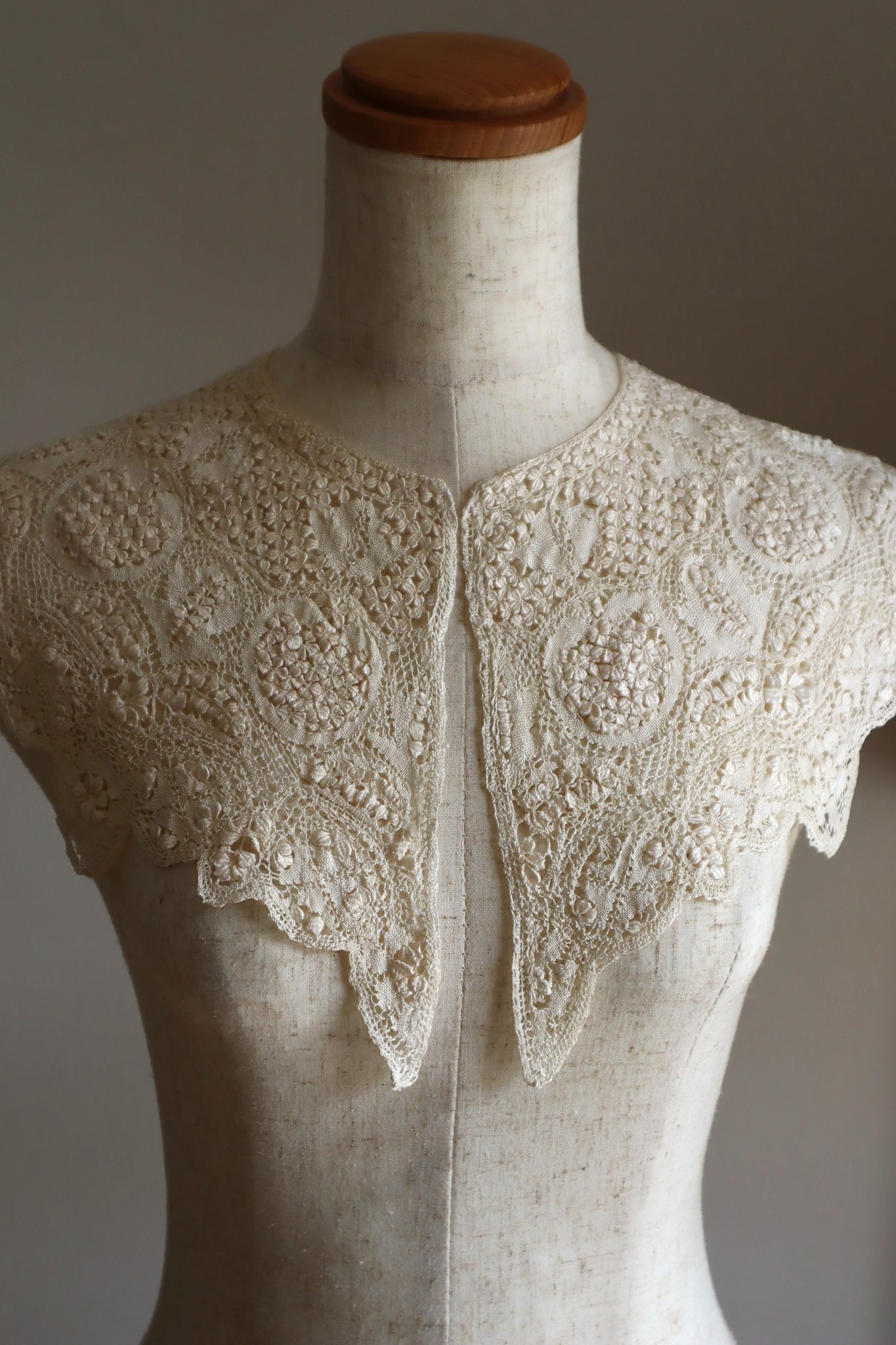 1900s Cream Silk Maltese Lace Collar