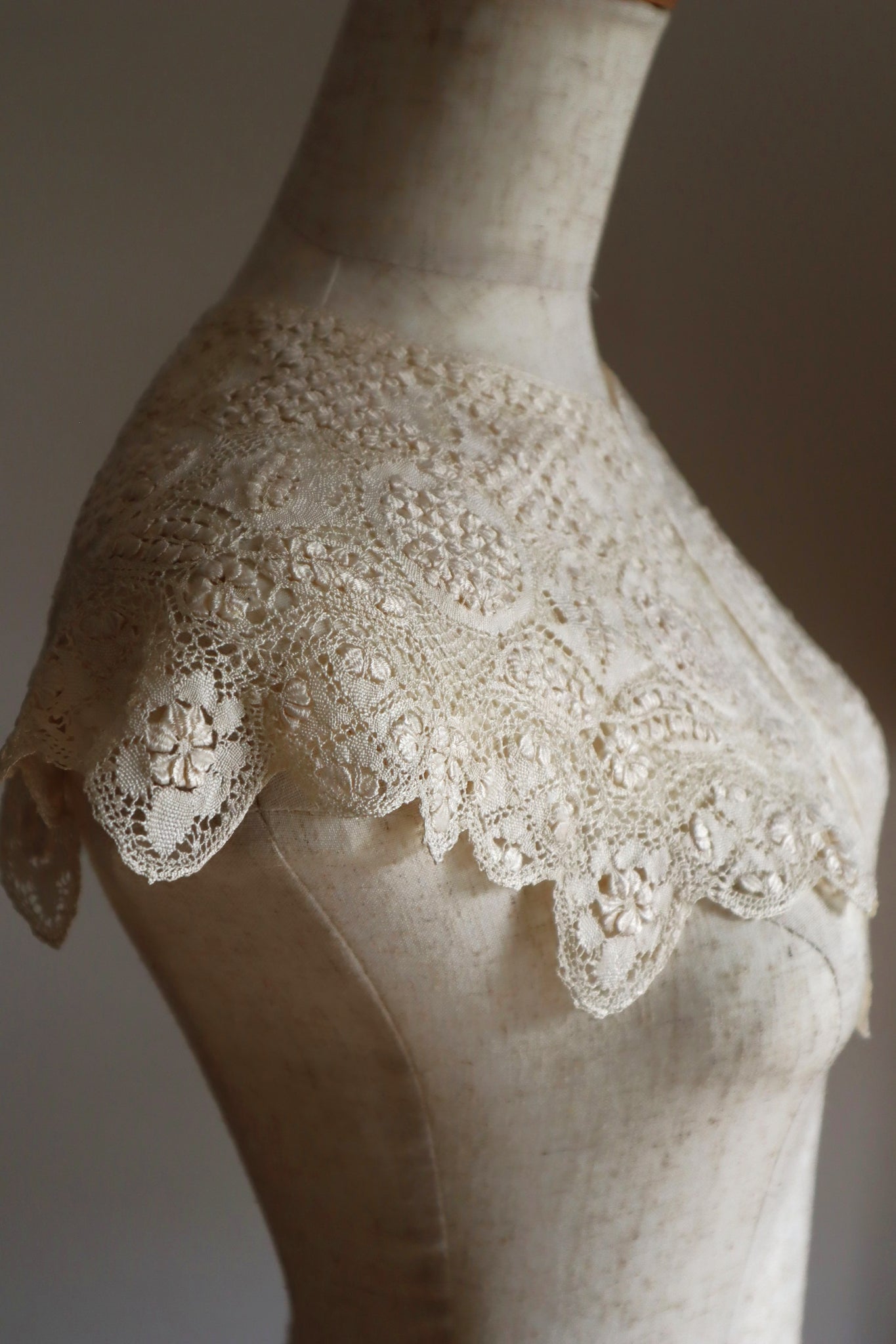 1900s Cream Silk Maltese Lace Collar
