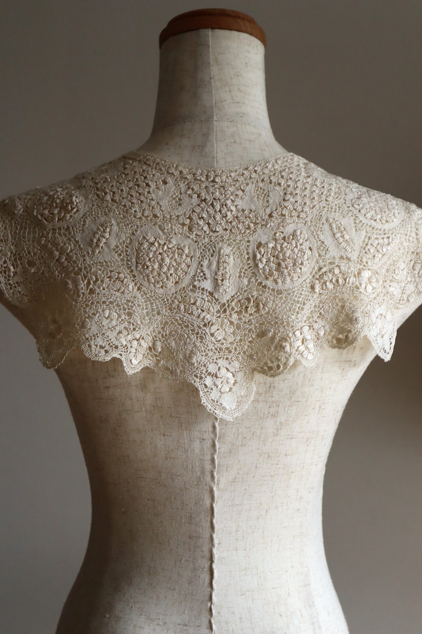 1900s Cream Silk Maltese Lace Collar