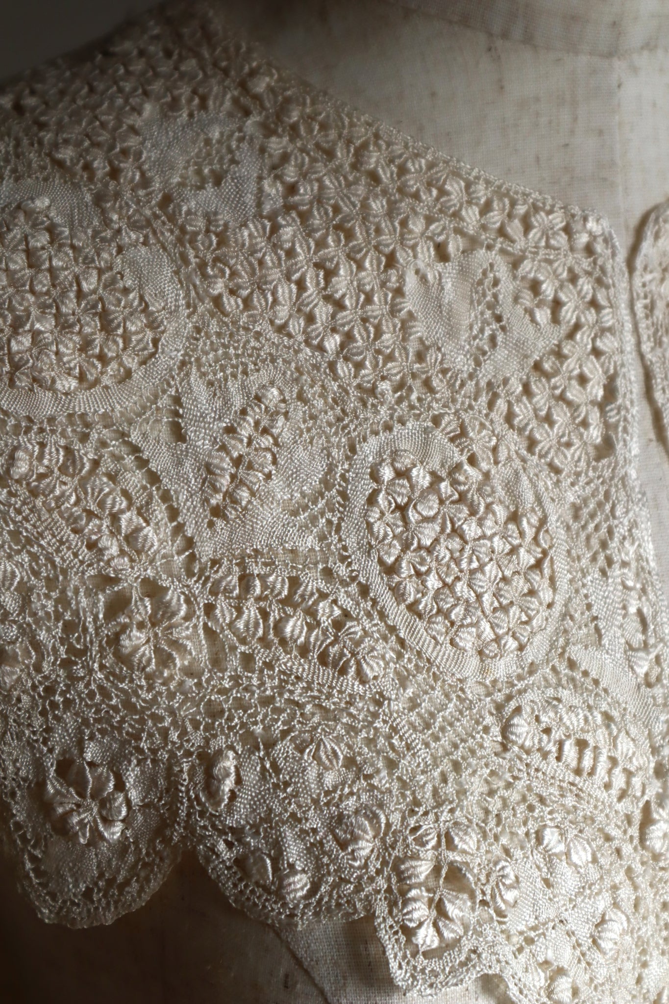 1900s Cream Silk Maltese Lace Collar