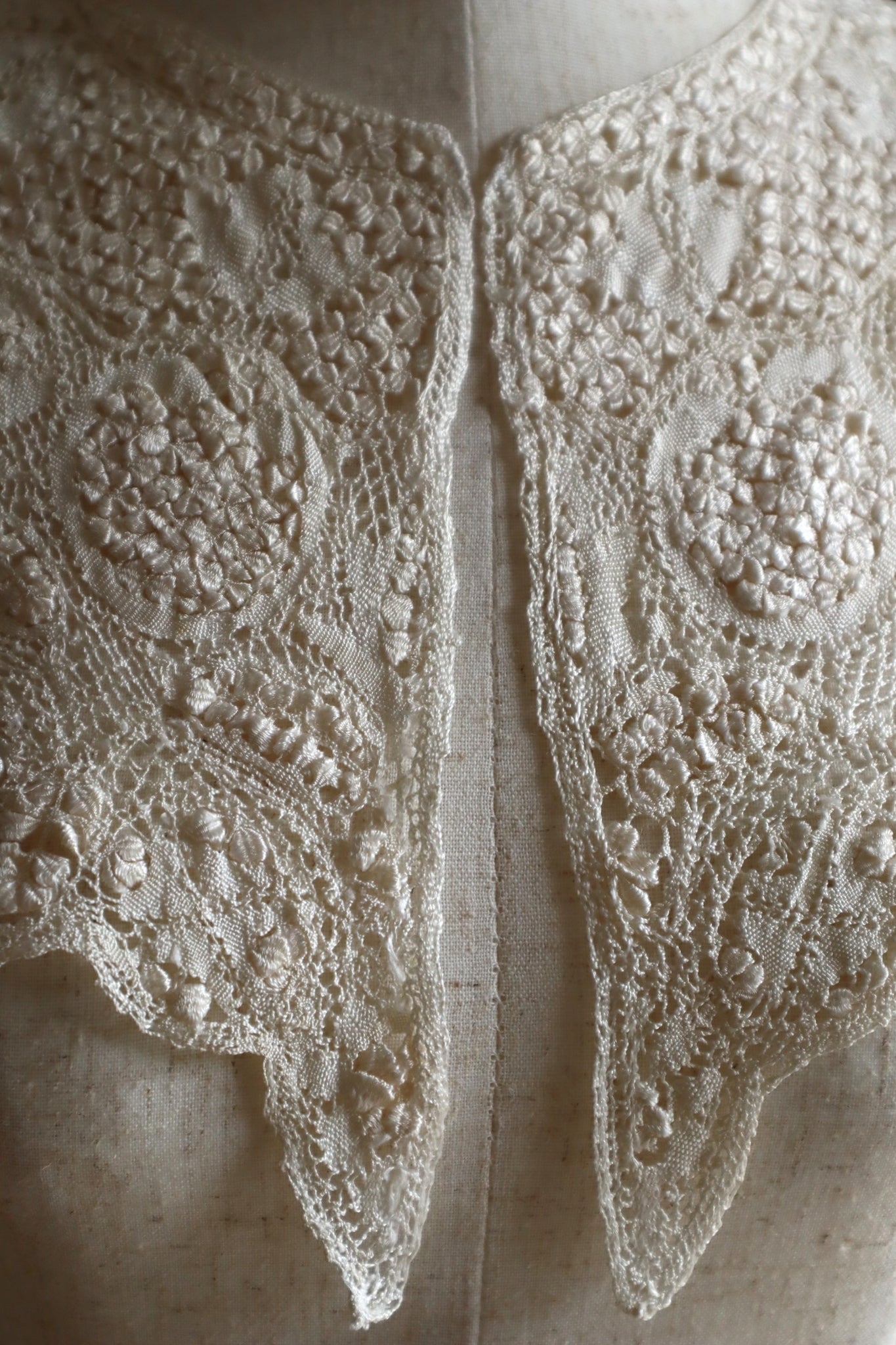 1900s Cream Silk Maltese Lace Collar
