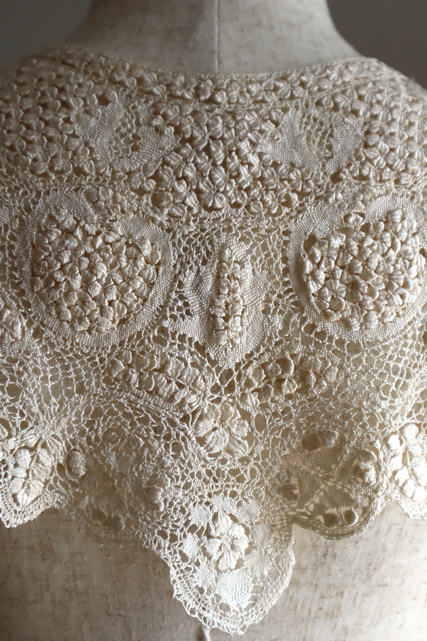 1900s Cream Silk Maltese Lace Collar