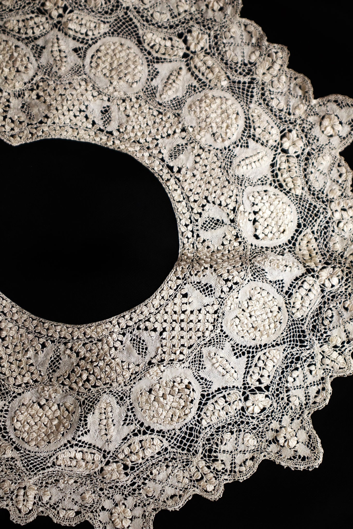 1900s Cream Silk Maltese Lace Collar