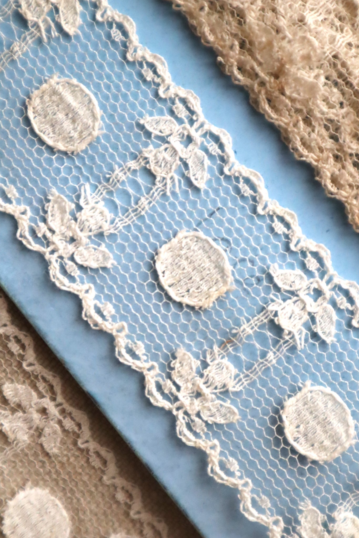 1910s French Cotton Bobbinet Lace Trim with Medalion Motifs