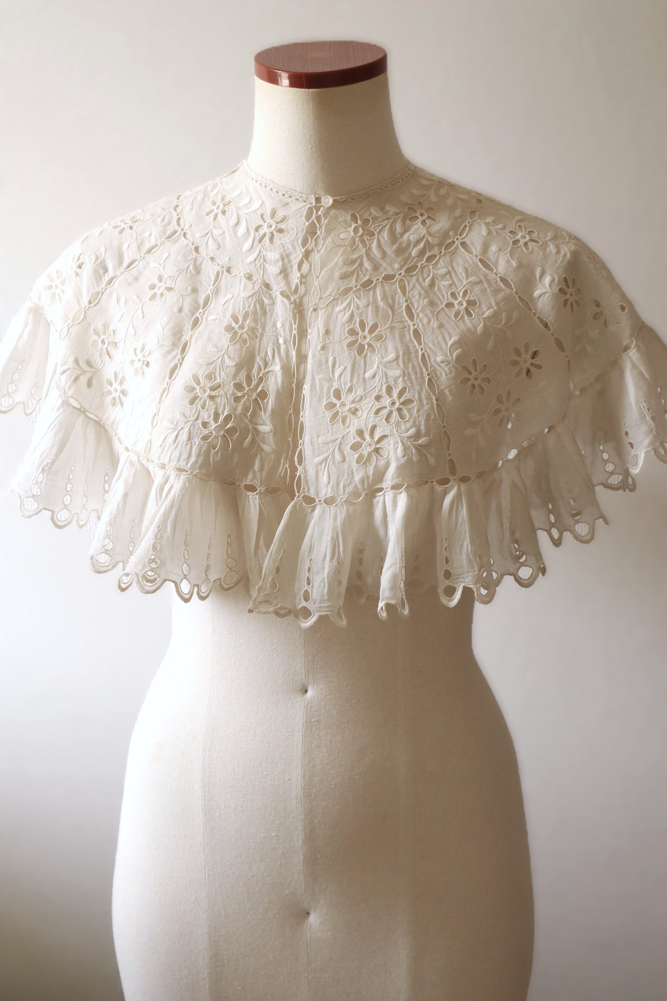 1900s Hand Cutwork Lace Collar