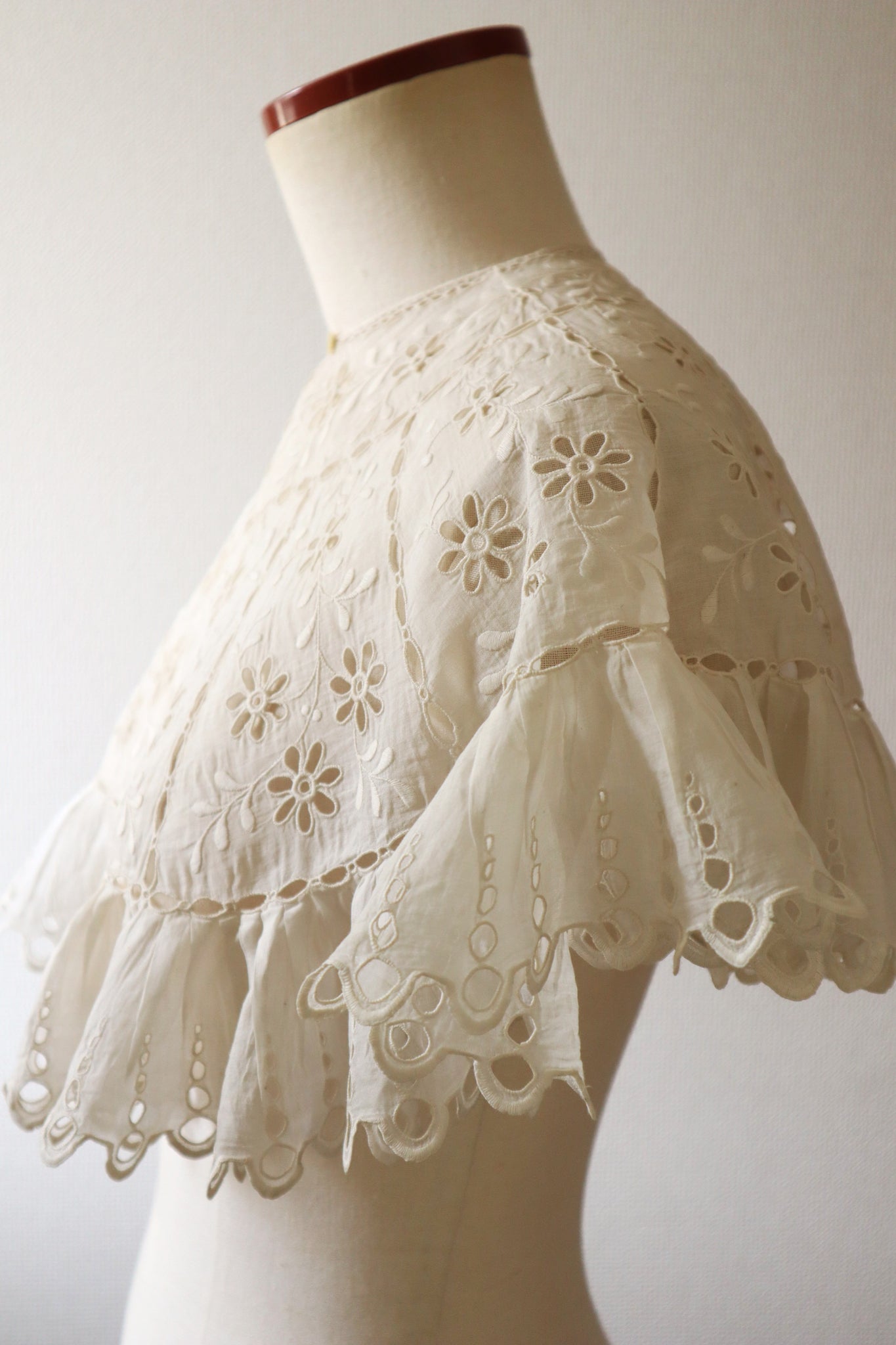 1900s Hand Cutwork Lace Collar