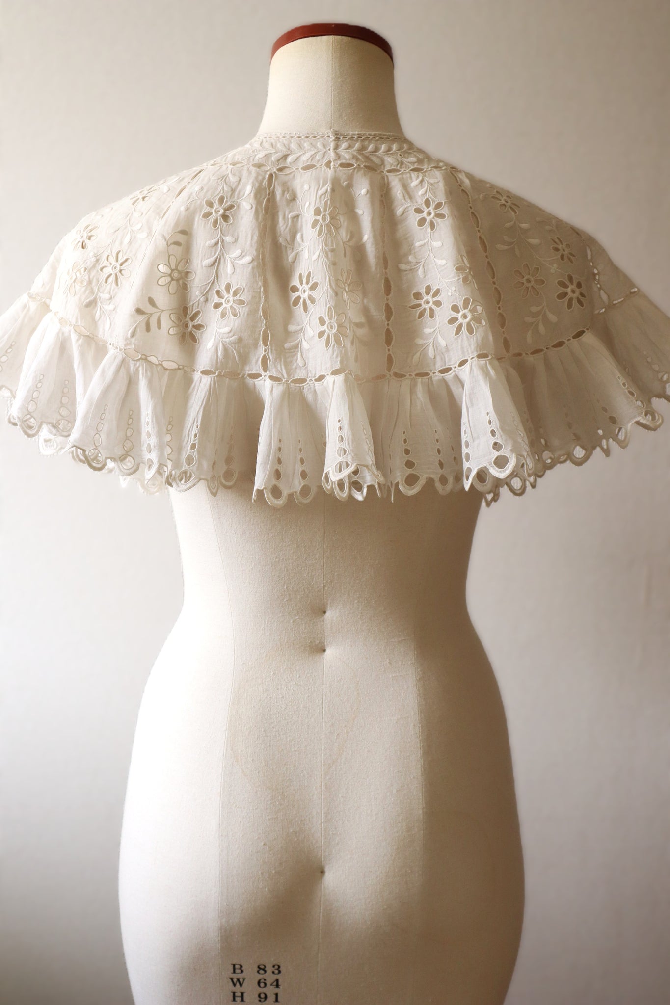 1900s Hand Cutwork Lace Collar