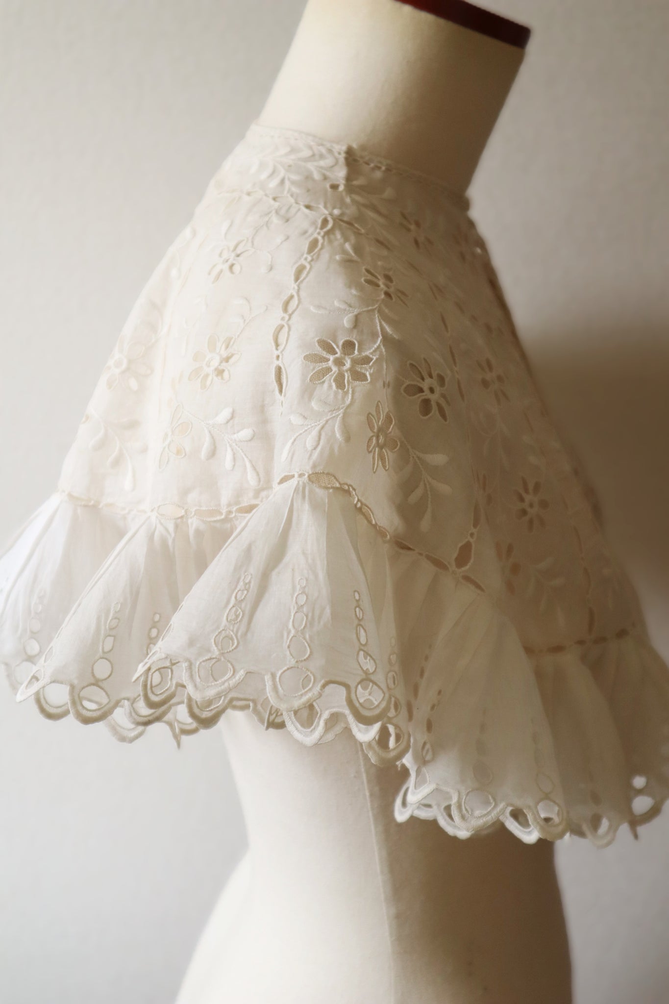 1900s Hand Cutwork Lace Collar