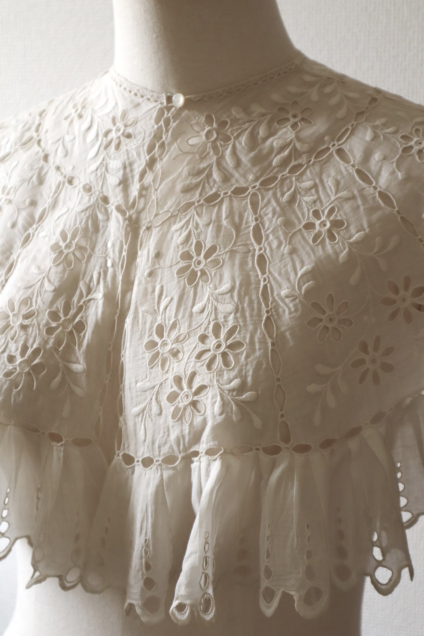 1900s Hand Cutwork Lace Collar