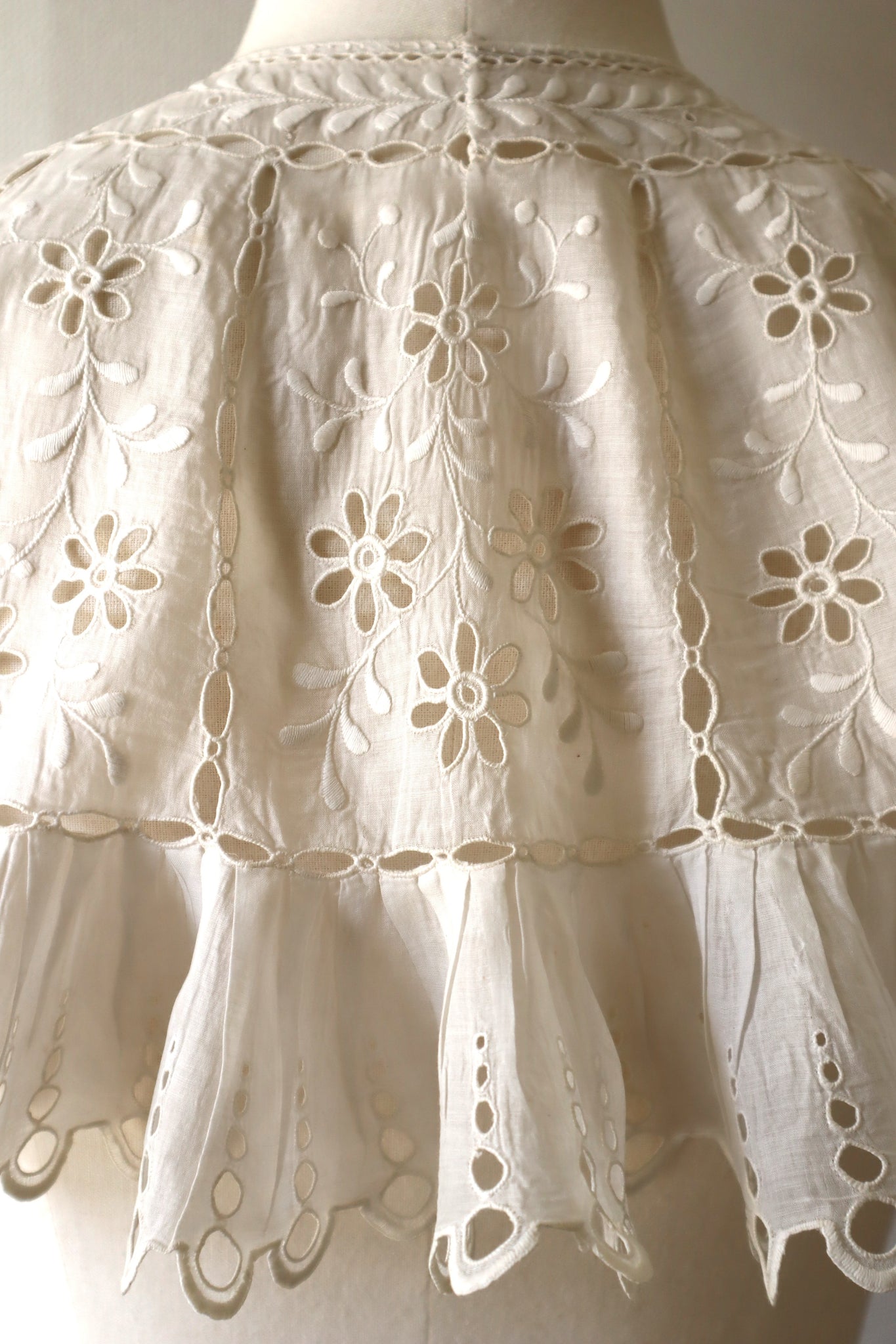 1900s Hand Cutwork Lace Collar