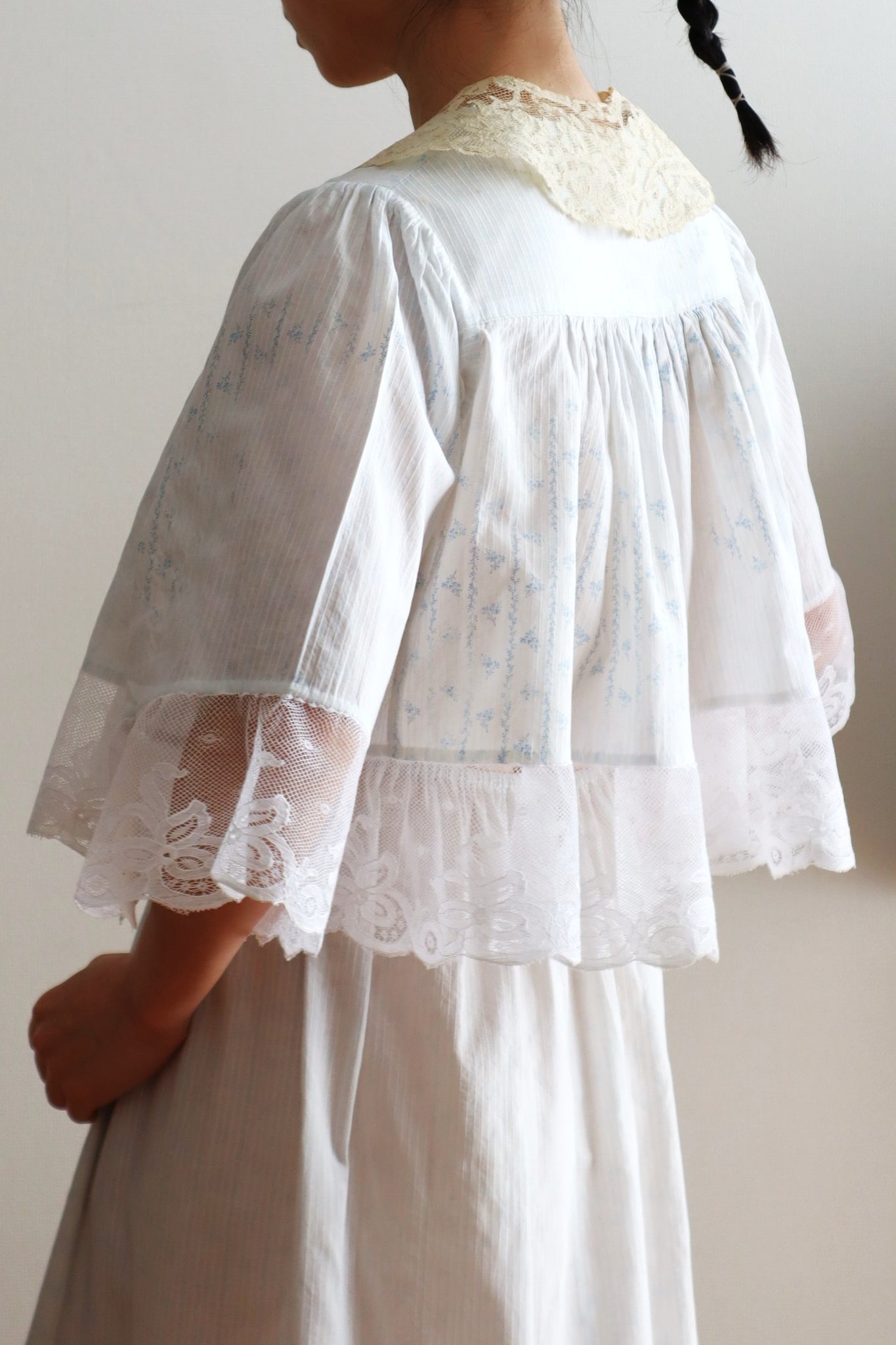 1890s Belgian Continuous Bobbin Lace Collar