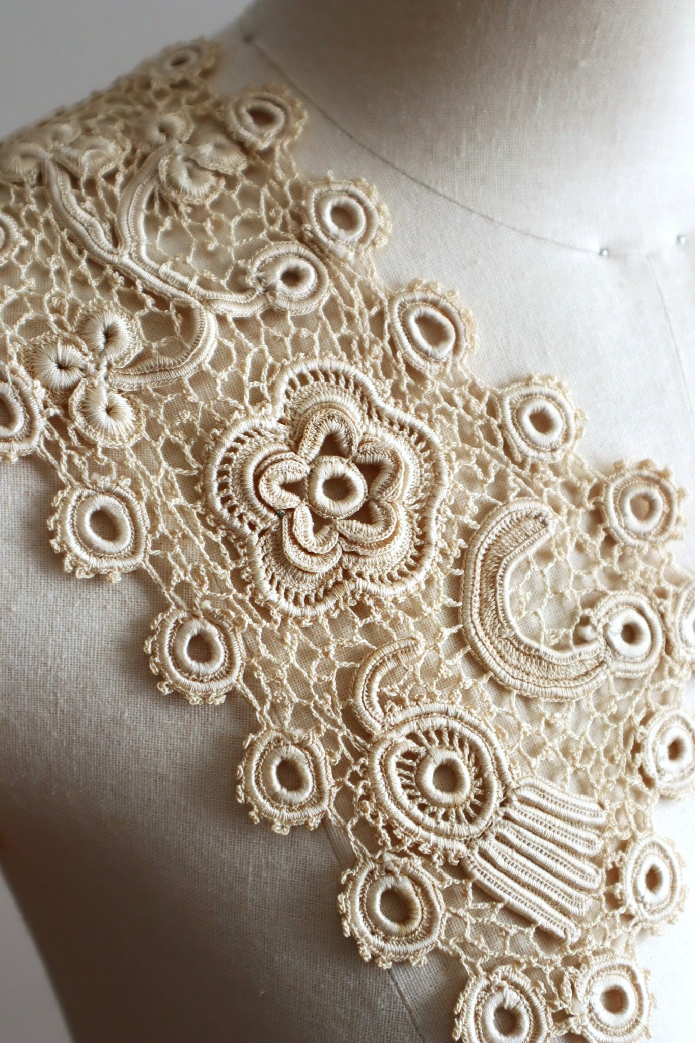 1930s Irish Crochet Style Floral Lace Sailor Collar