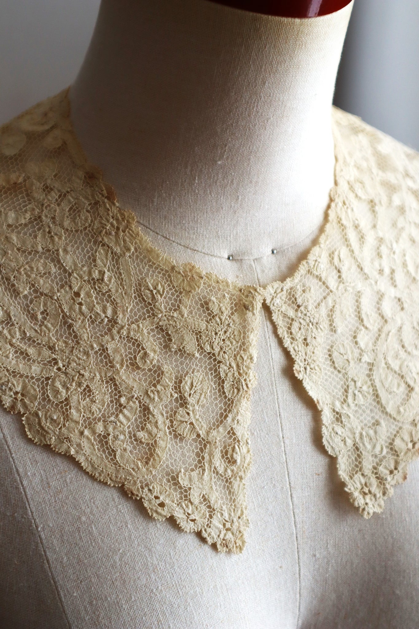 1890s Belgian Continuous Bobbin Lace Collar