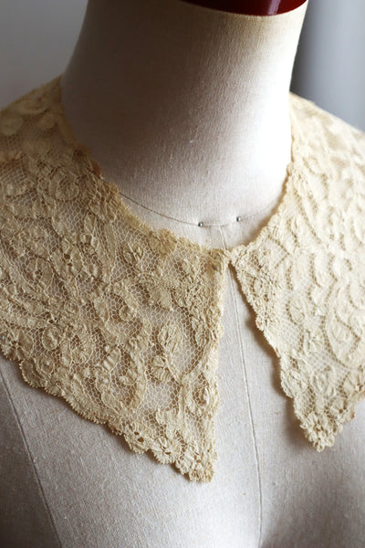 1890s Belgian Continuous Bobbin Lace Collar