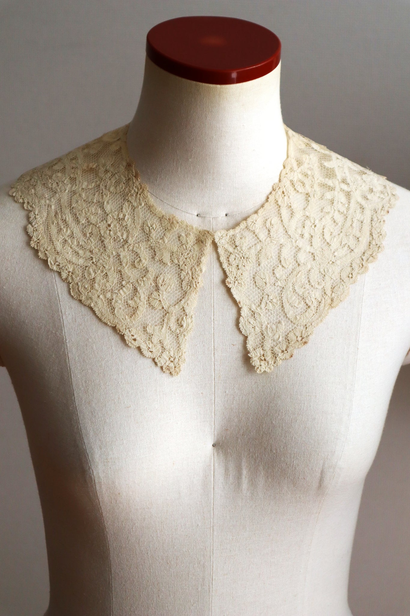 1890s Belgian Continuous Bobbin Lace Collar