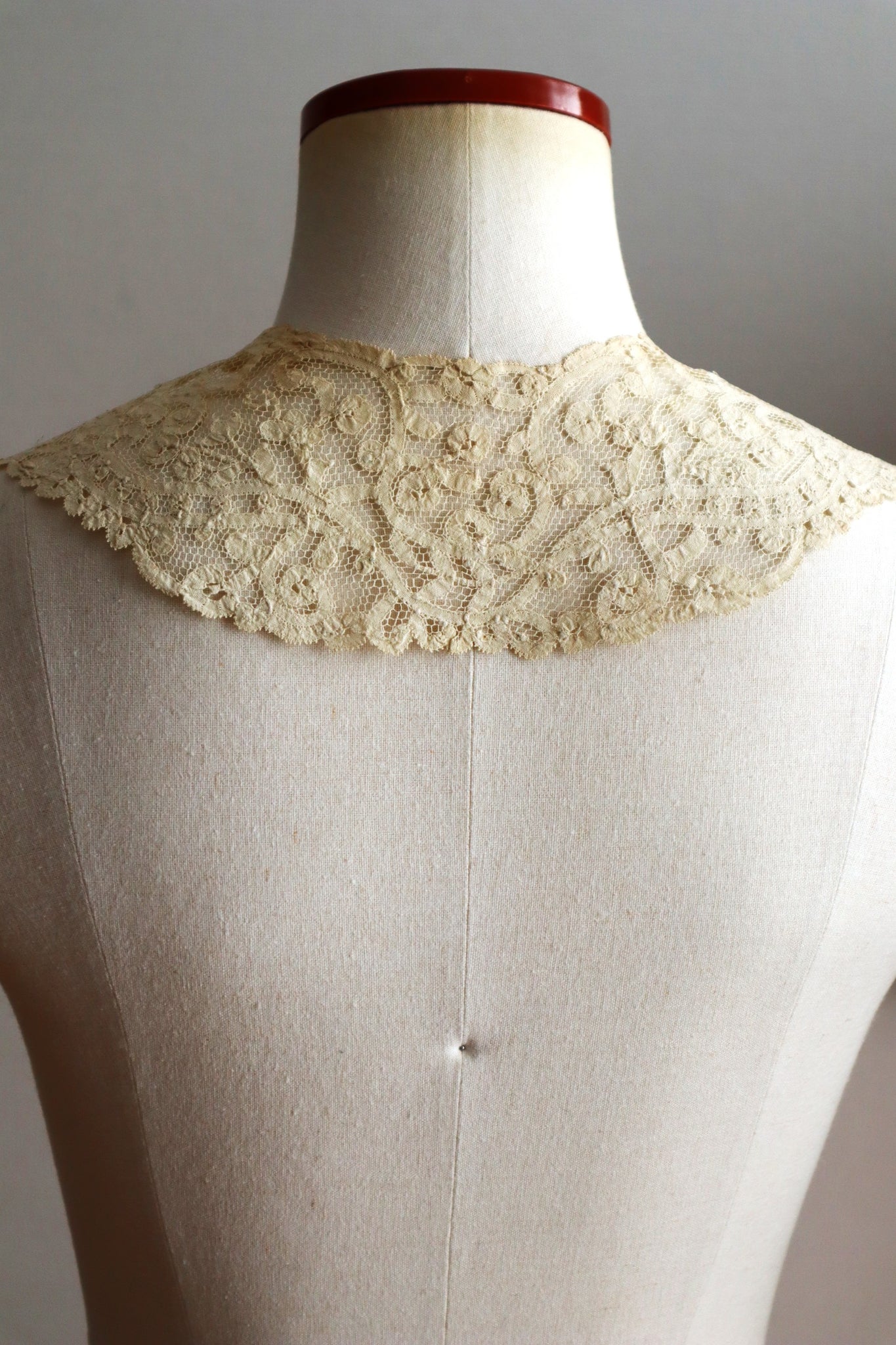 1890s Belgian Continuous Bobbin Lace Collar
