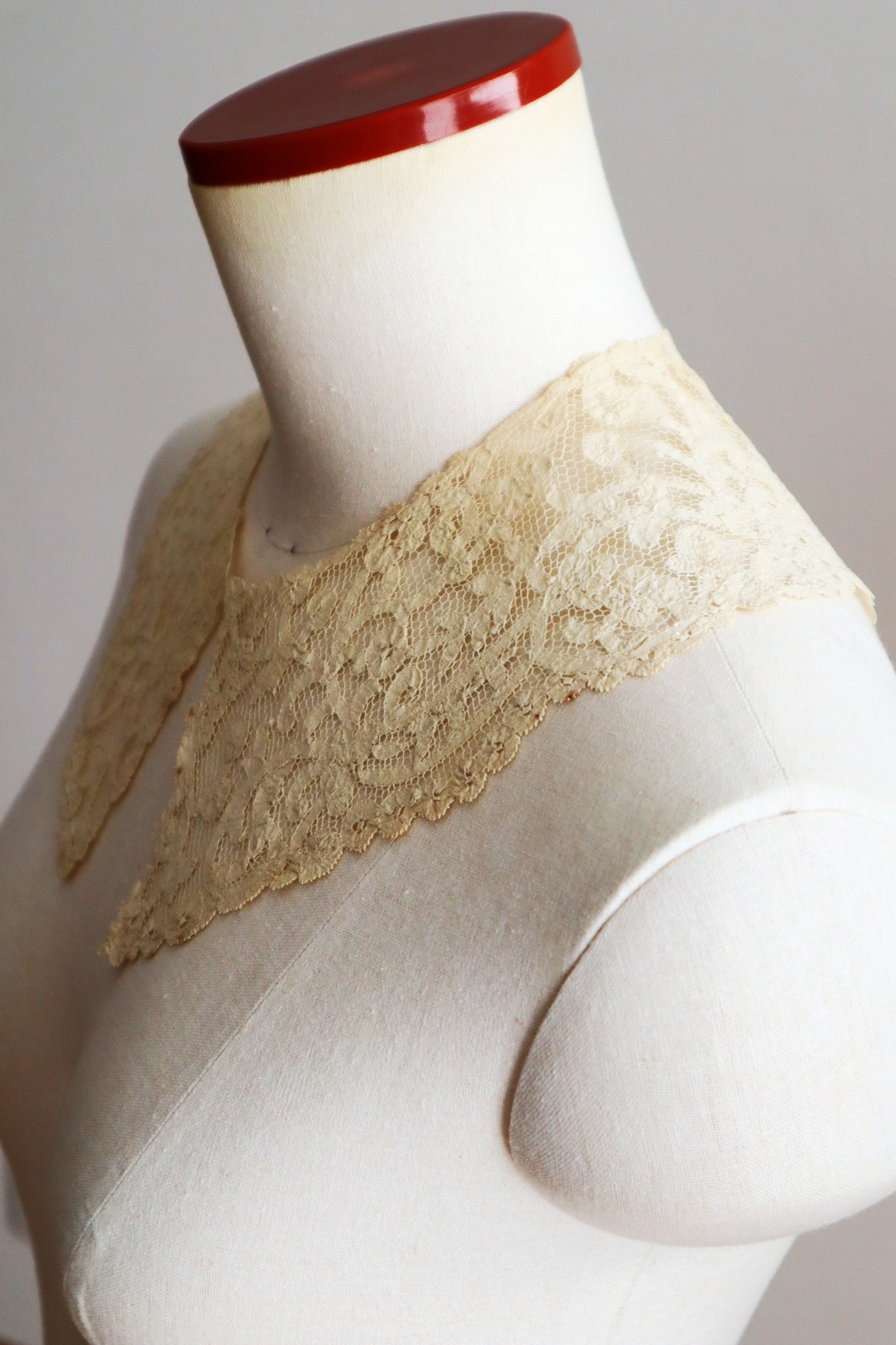 1890s Belgian Continuous Bobbin Lace Collar