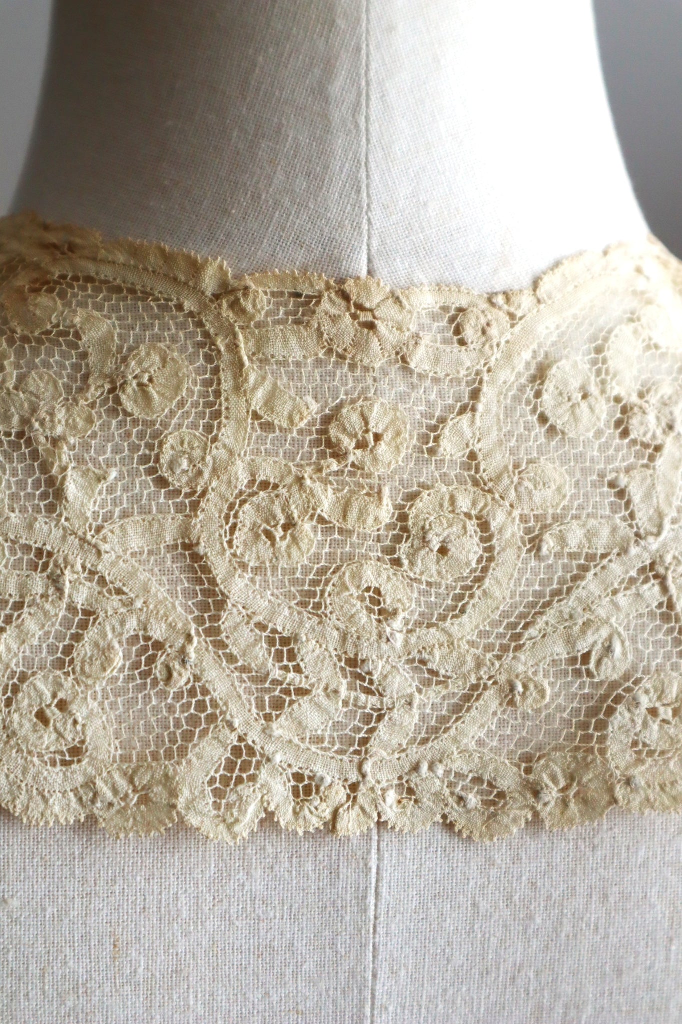 1890s Belgian Continuous Bobbin Lace Collar