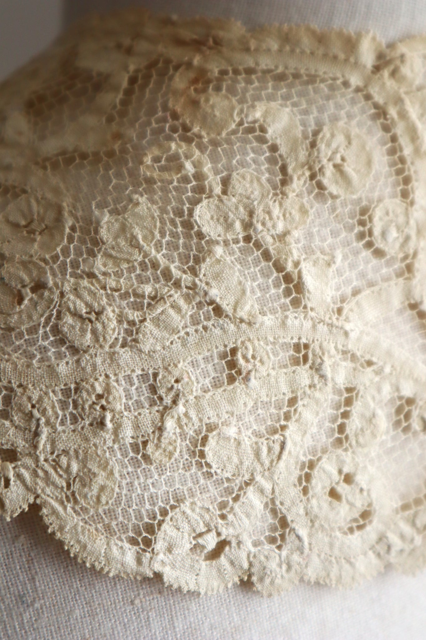 1890s Belgian Continuous Bobbin Lace Collar