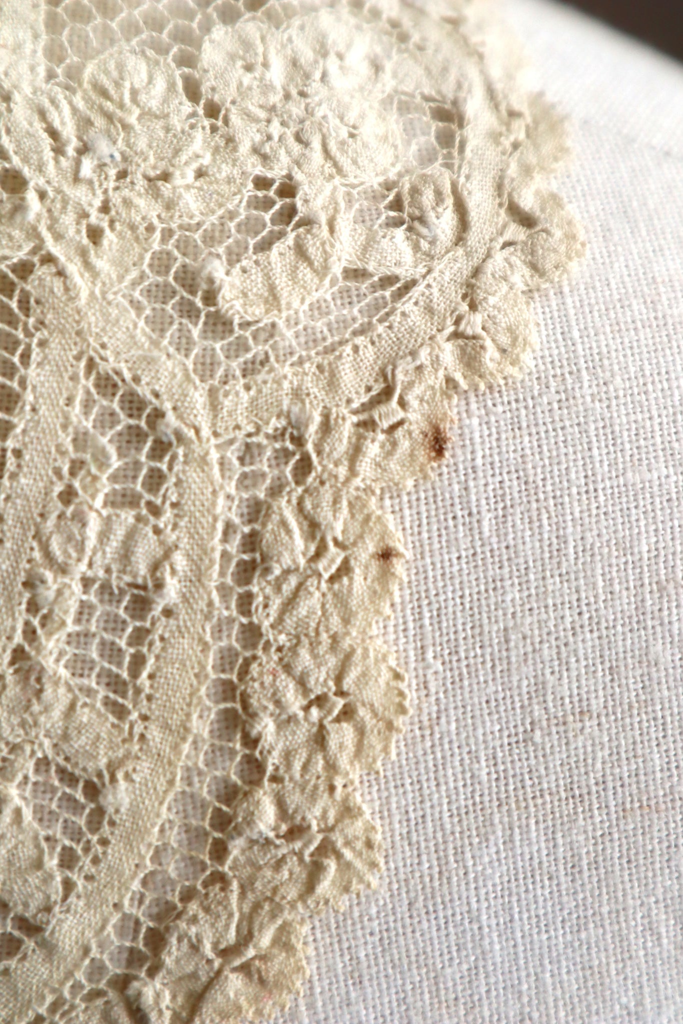 1890s Belgian Continuous Bobbin Lace Collar