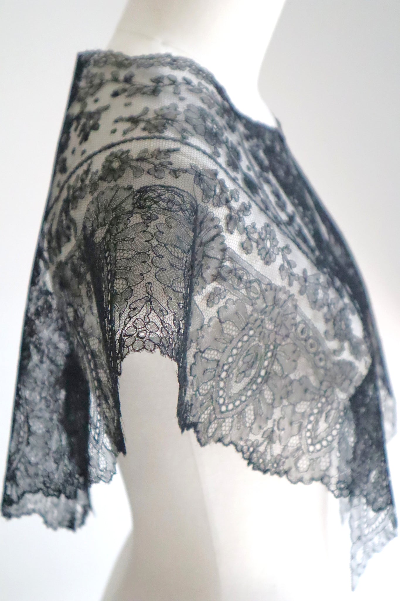 1900s French Black Chantilly Style Lace Collar