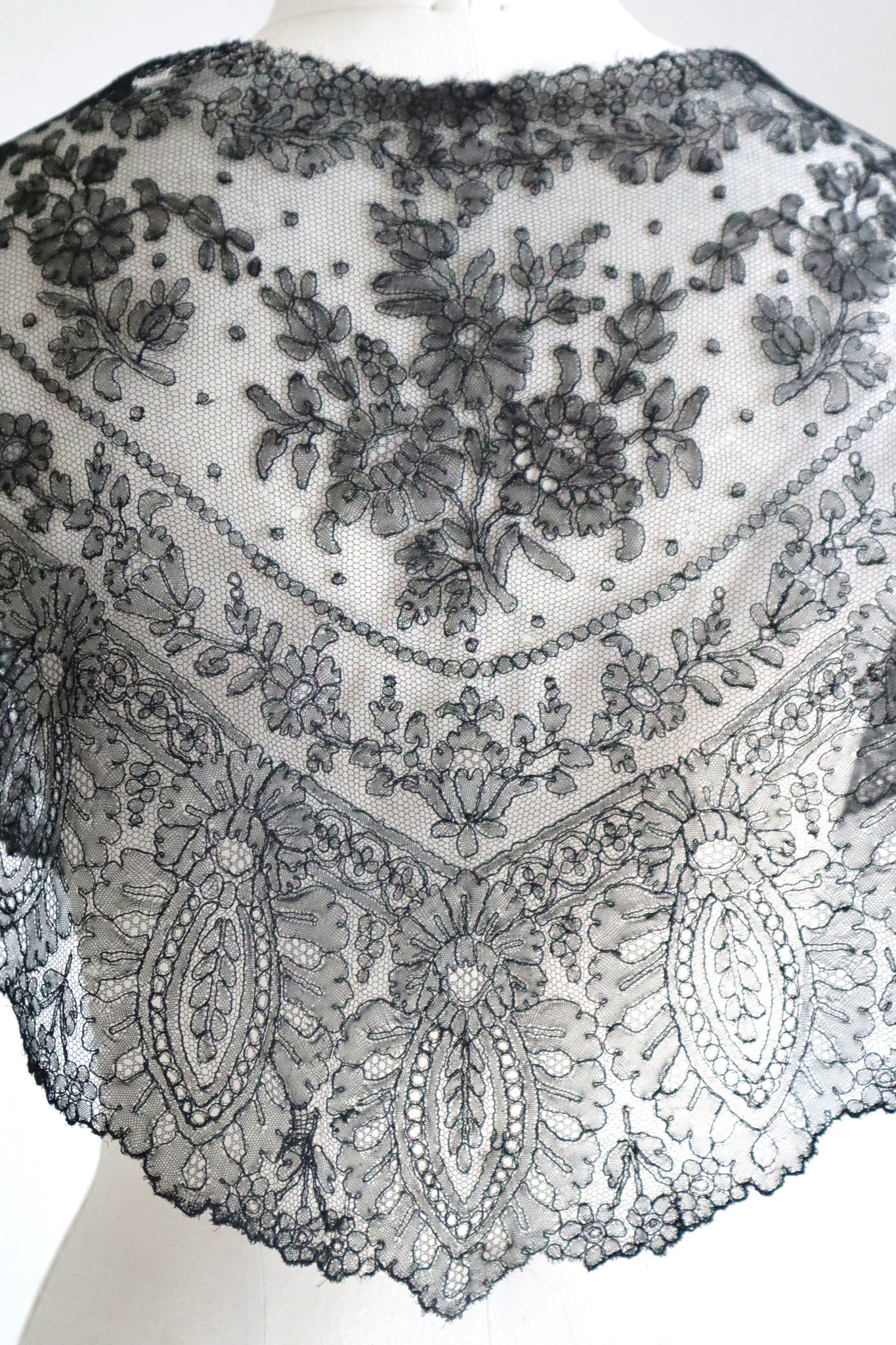1900s French Black Chantilly Style Lace Collar