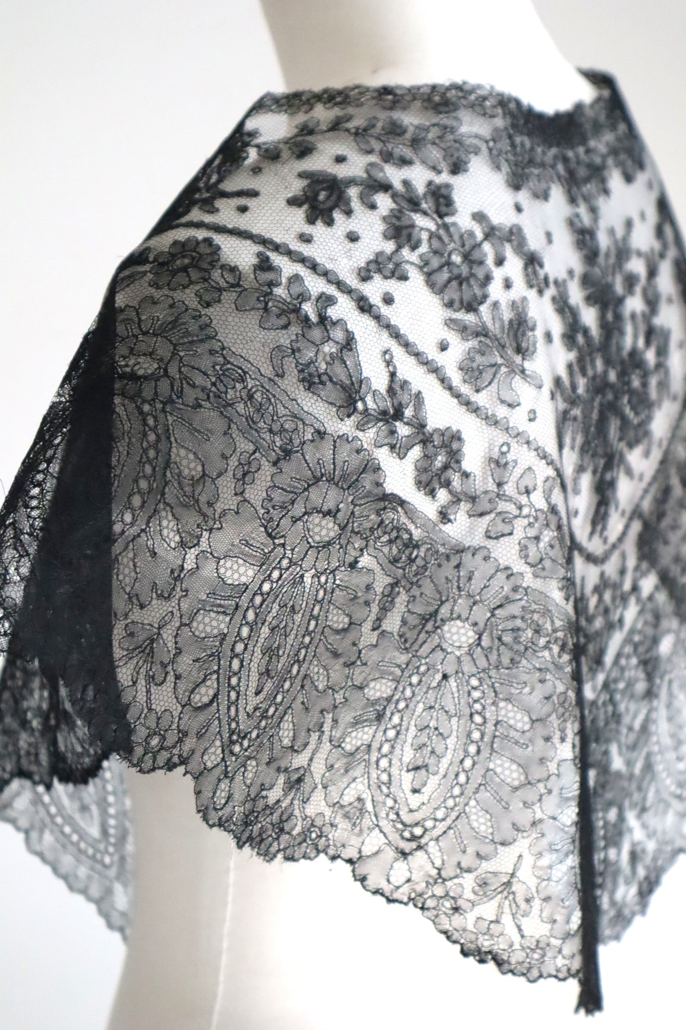 1900s French Black Chantilly Style Lace Collar
