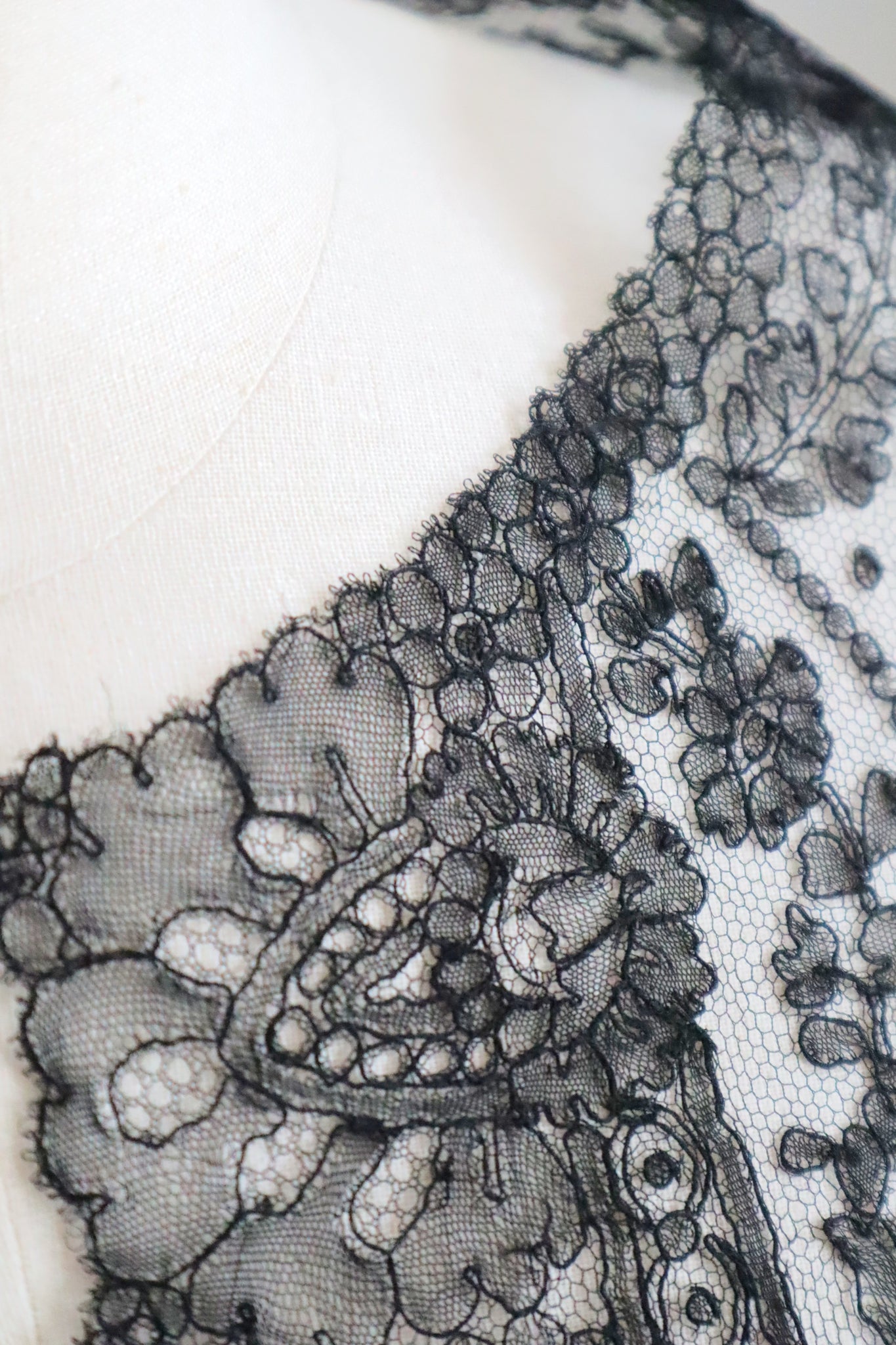1900s French Black Chantilly Style Lace Collar