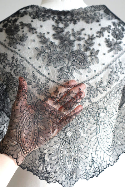 1900s French Black Chantilly Style Lace Collar