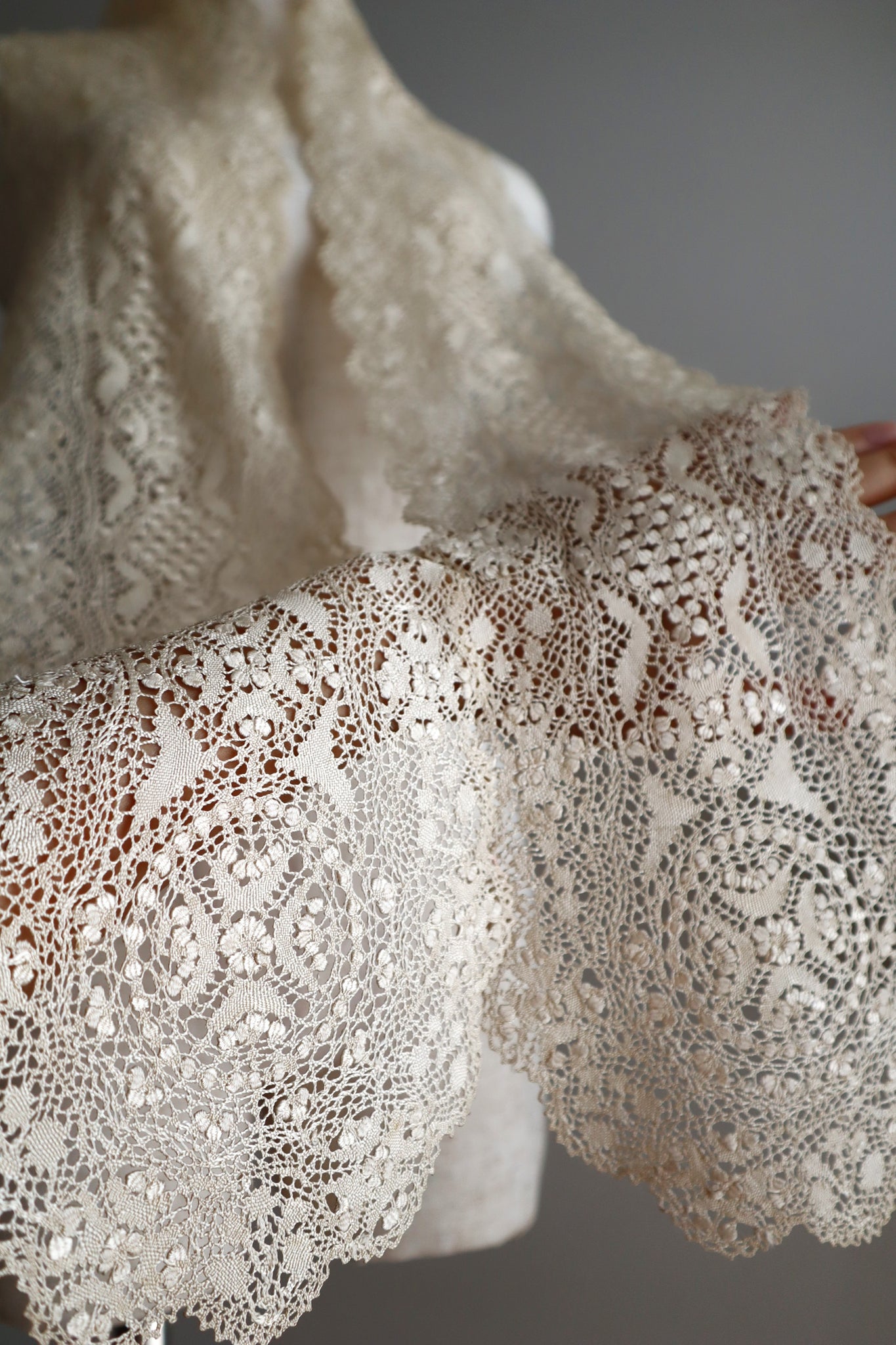 Late 19th Century Cream Silk Maltese Lace Lappet Scarf