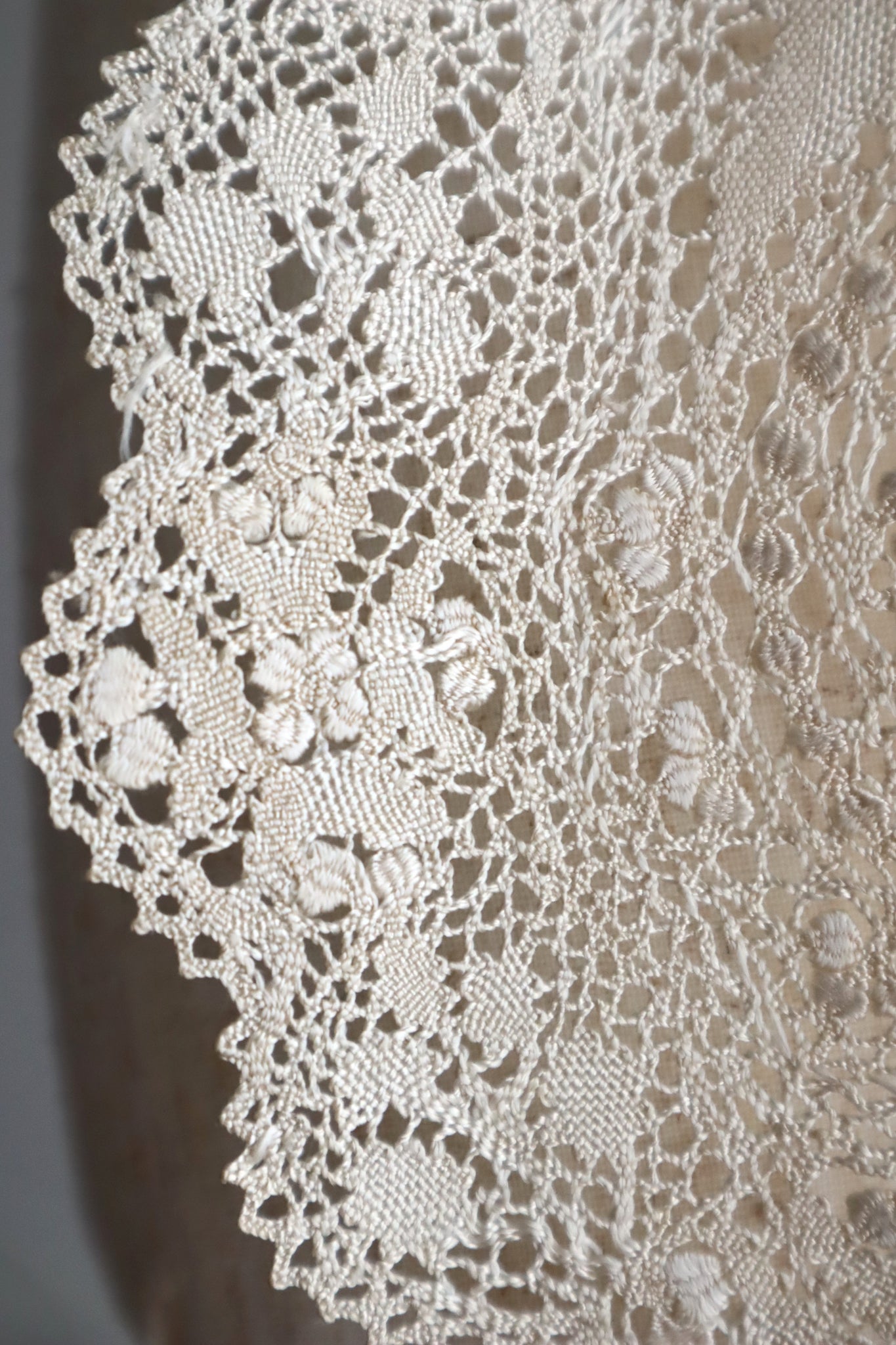 Late 19th Century Cream Silk Maltese Lace Lappet Scarf