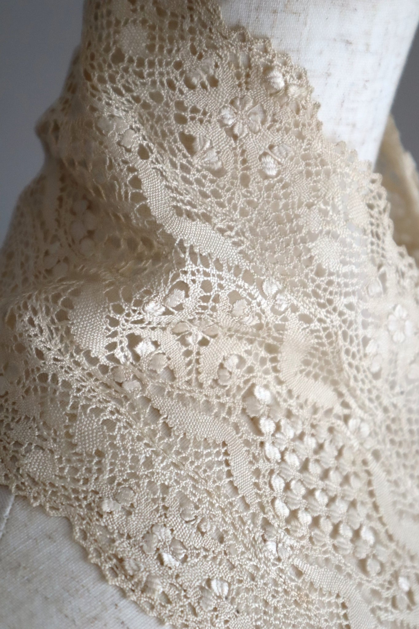 Late 19th Century Cream Silk Maltese Lace Lappet Scarf
