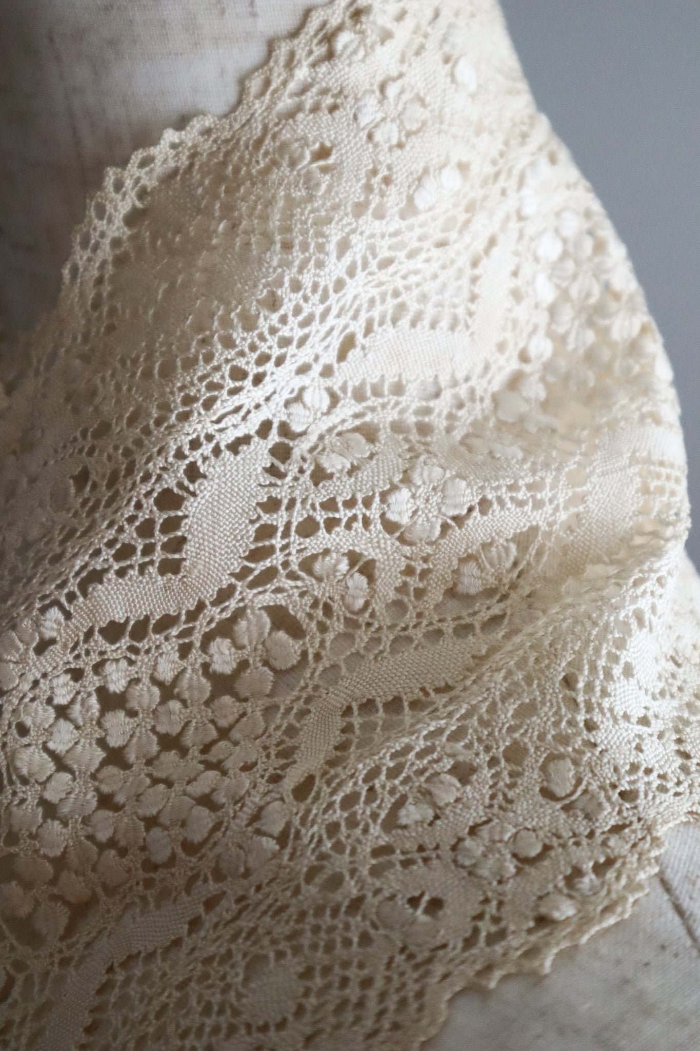 Late 19th Century Cream Silk Maltese Lace Lappet Scarf