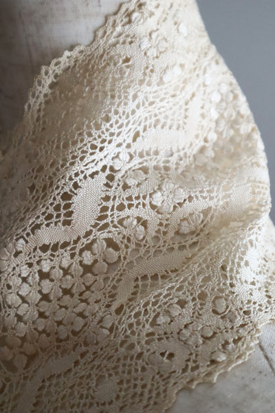 Late 19th Century Cream Silk Maltese Lace Lappet Scarf