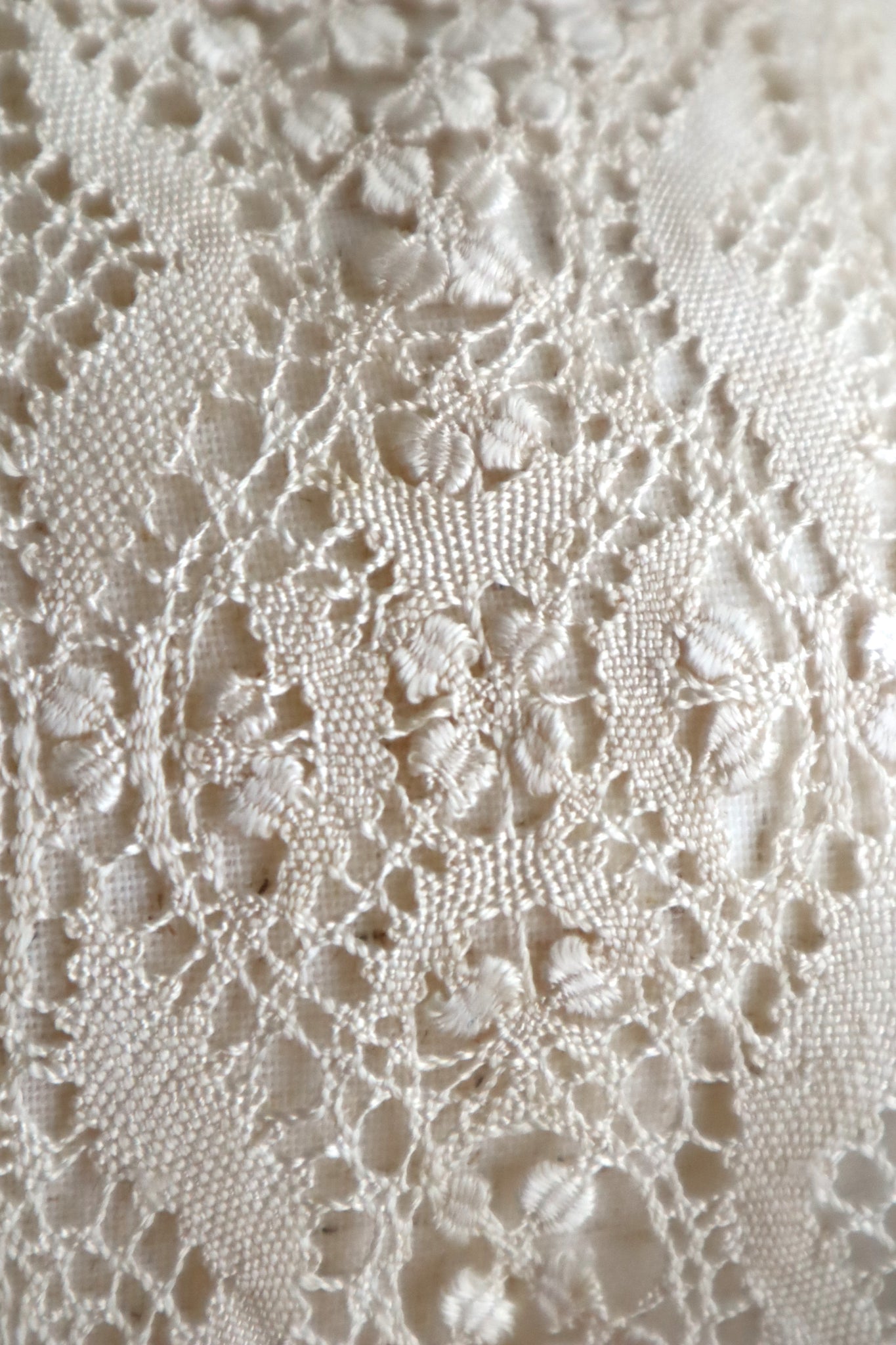 Late 19th Century Cream Silk Maltese Lace Lappet Scarf