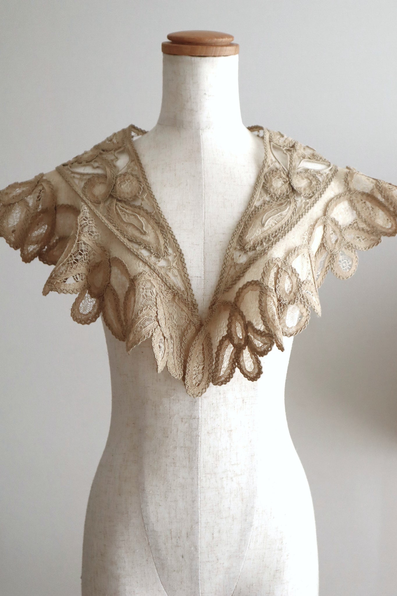1895–1905 English Linen Bertha Collar