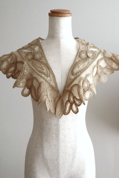 1895–1905 English Linen Bertha Collar